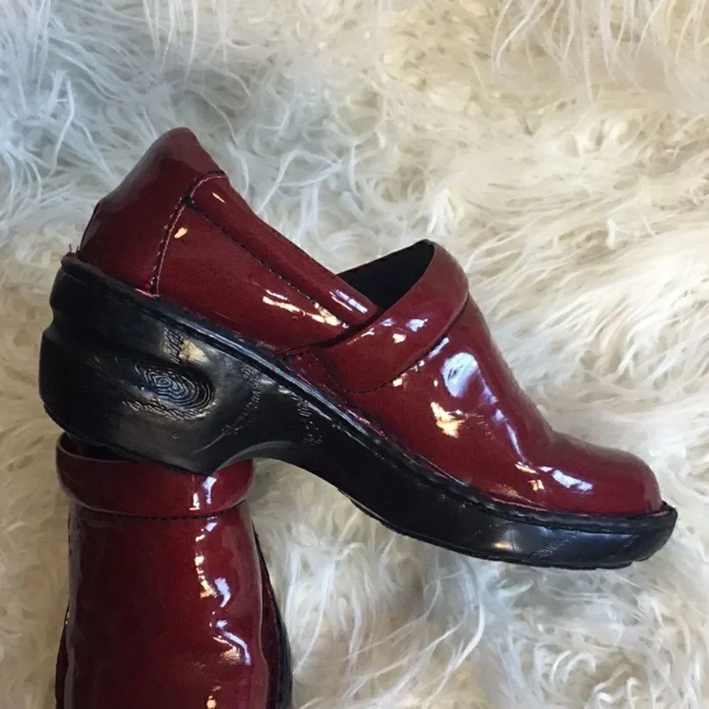 Deep red clog type shoes in size 6 NWOT - Picture 4 of 14